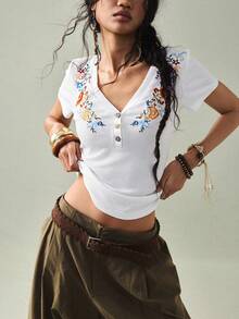 SoleilVie 女士白色罗纹针织V领亨利领T恤，饰有花卉刺绣细节 – 短袖纽扣前襟休闲上衣，适合春夏穿着。女士T恤、夏季上衣、女士夏季西部牛仔T恤、女士牛仔上衣、女士复古T恤、女士衬衫、女士夏季刺绣上衣、女士夏季衬衫、女士夏季T恤、女士夏季衬衫、新款T恤、女士夏季服装。 - 彩色 - 查看 5