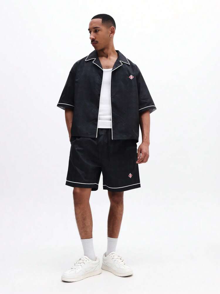 Schwarzes kurzes Hemd-und-Shorts-Set mit weißen Kontrastpaspeln für lässigen Streetwear-Sommerstil