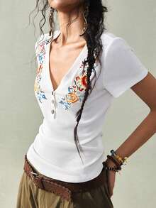 SoleilVie 女士白色罗纹针织V领亨利领T恤，饰有花卉刺绣细节 – 短袖纽扣前襟休闲上衣，适合春夏穿着。女士T恤、夏季上衣、女士夏季西部牛仔T恤、女士牛仔上衣、女士复古T恤、女士衬衫、女士夏季刺绣上衣、女士夏季衬衫、女士夏季T恤、女士夏季衬衫、新款T恤、女士夏季服装。 - 彩色 - 查看 6