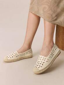 Styleloop 女士度假休闲镂空刺绣编织平底鞋 - 米色 - 查看 3