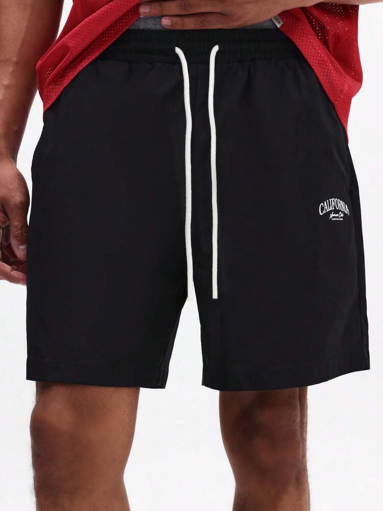 Set da spiaggia da uomo in rete con stampa del testo "California", costume da bagno per vacanze estive, outfit casual con pantaloncini con coulisse e top a maniche corte