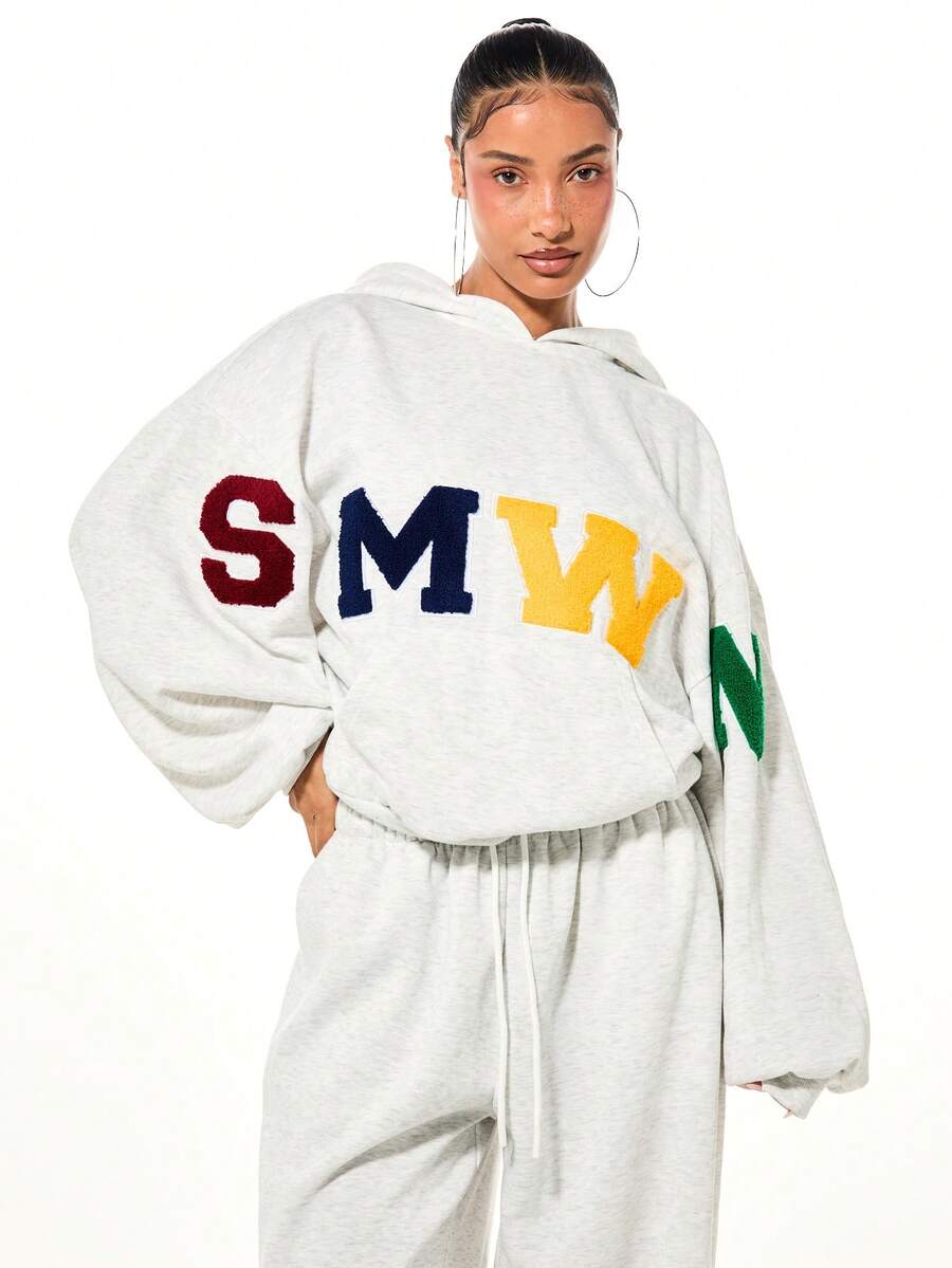 SUMWON WOMEN Quần jogger nữ màu xám dáng rộng in chữ nổi bật với chi tiết chữ màu sắc, chủ đề World Cup - Xám - Xem 1