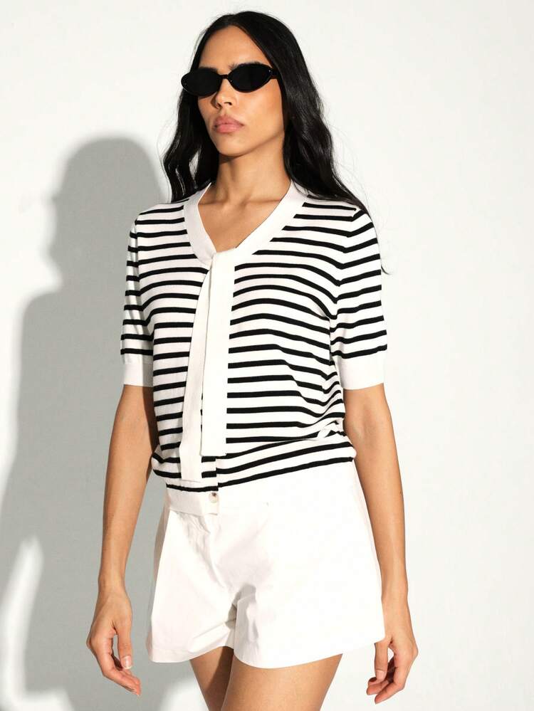 KSTM Gestreifter Knopf-Cardigan mit kurzen Ärmeln und V-Ausschnitt-Design für lässigen Sommertragen