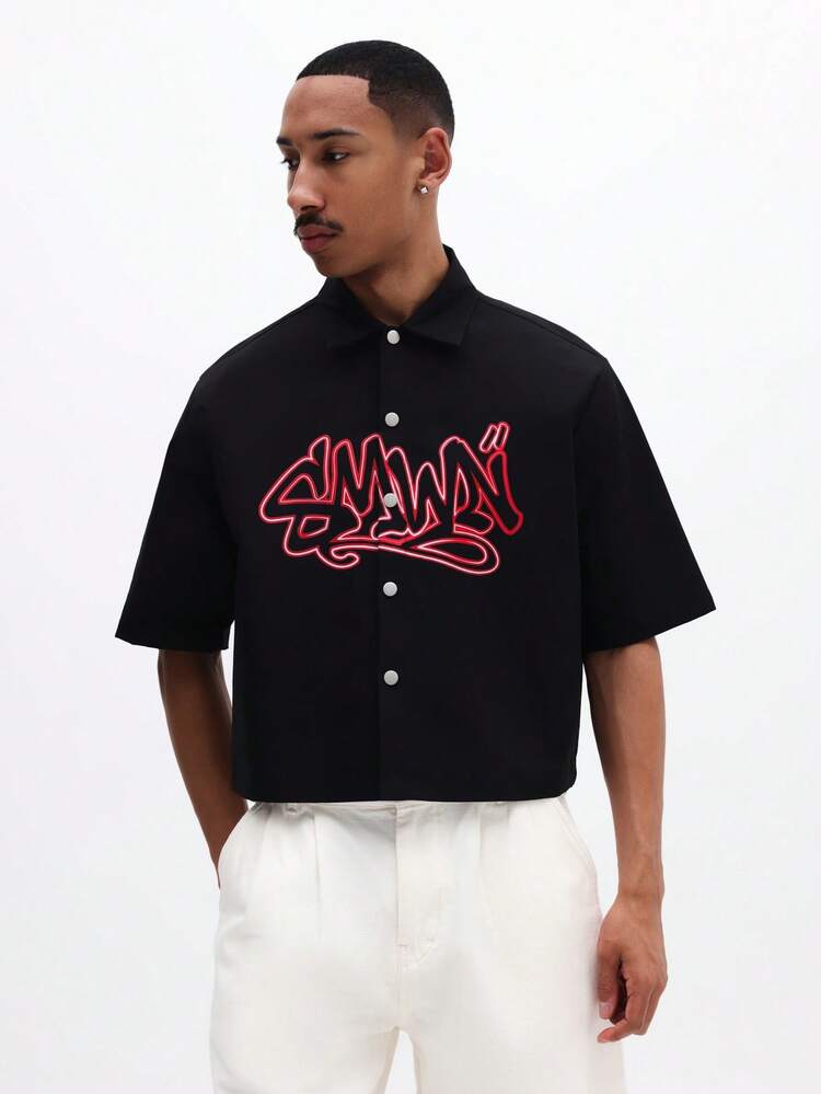 Camisa Social Ajustada Cropped Masculina com Estampa Frontal no Estilo Grafite, Manga Curta e Gola