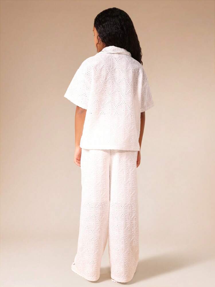 Mädchen-Zweiteiler im Tween-Alter, weiß, mit Lochstickerei, bestehend aus Kurzarmshirt und weiter Hose, Sommer-Urlaubsoutfit