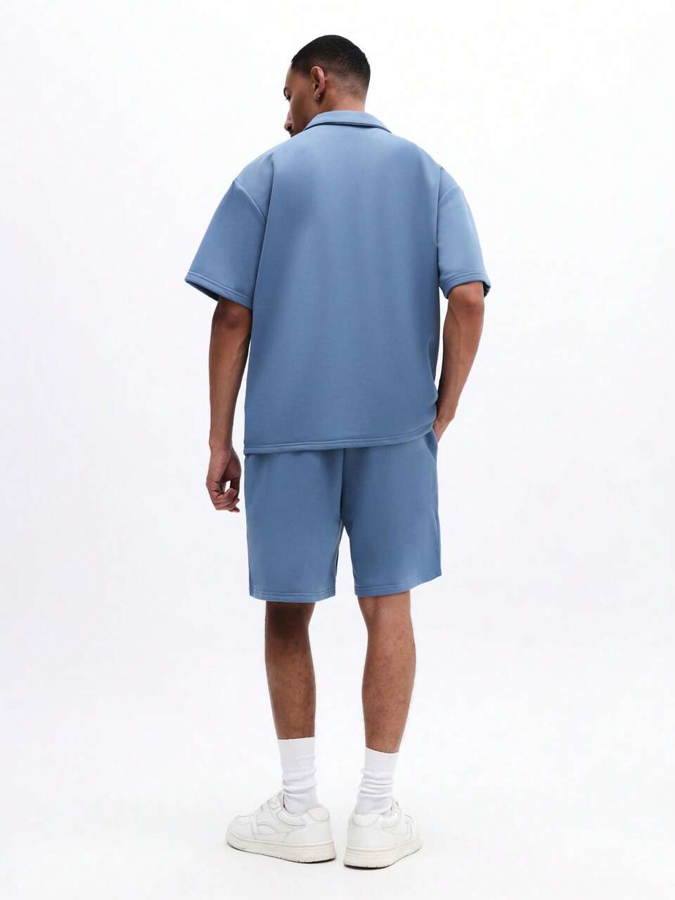 Conjunto Coordenado de Camisa Polo de Ajuste Relaxado e Shorts Combinando com Fechamento de Zíper Parcial e Detalhe de Bolso no Peito
