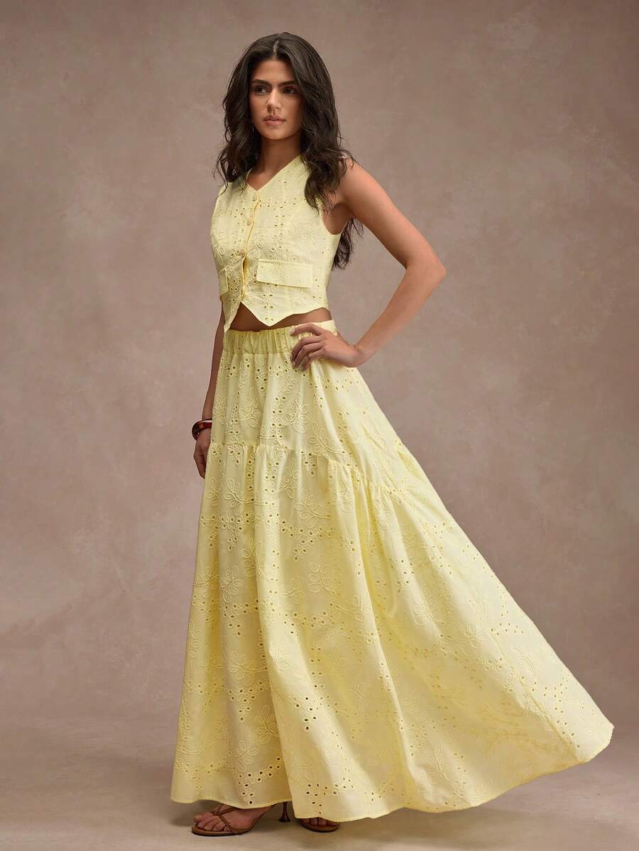 CLARA VERO Bộ gồm áo vest không tay cài cúc phía trước và chân váy maxi in hoa, dáng suông, lý tưởng cho các bữa tiệc mùa hè hoặc các buổi tụ họp ngoài trời. Chất liệu polyester trắng không co giãn với họa tiết thêu ren, có cạp chun co giãn và lớp lót bên trong. - Màu vàng - Xem 1