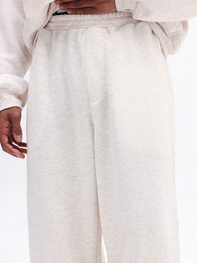 Felpa oversize con cappuccio e pantaloni della tuta con risvolto coordinati