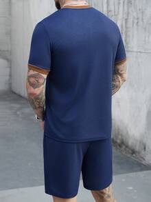 Manfinity CasualCool Tricou bărbătesc cu mânecă scurtă, cu guler rotund și nasturi, cu jumătate de fantă, și pantaloni scurți cu buzunar, ținută casual de zi cu zi - Multicolor - Vizualizare 2