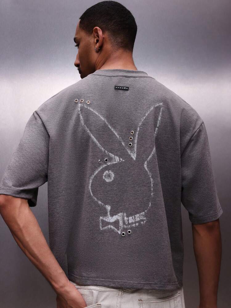 PLAYBOY X SUMWON 남성용 오버사이즈 크루넥 티셔츠 로고 백 프린트 및 금속 아일렛 디테일 반팔 저지 코튼 캐주얼 스트릿웨어 티셔츠