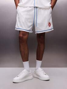 PLAYBOY X SUMWON 男士纹理编织短裤，蓝色撞色滚边，抽绳腰带，夏季休闲百慕大短裤款式，及膝以上长度，白色，宽松版型，饰有品牌标志 - 白色 - 查看 1
