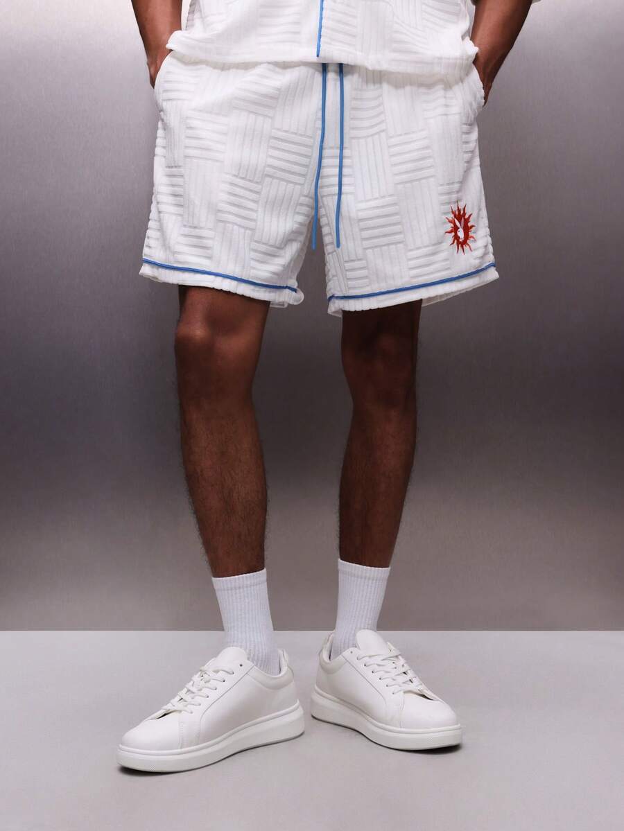 PLAYBOY X SUMWON 男士纹理编织短裤，蓝色撞色滚边，抽绳腰带，夏季休闲百慕大短裤款式，及膝以上长度，白色，宽松版型，饰有品牌标志 - 白色 - 查看 1