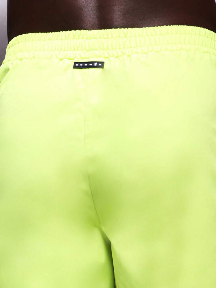 PLAYBOY X SUMWON Pantalones cortos de baño de verano esenciales para hombres con estampado de logotipo vertical, cintura elástica y longitud hasta la mitad del muslo, bañadores de natación neón