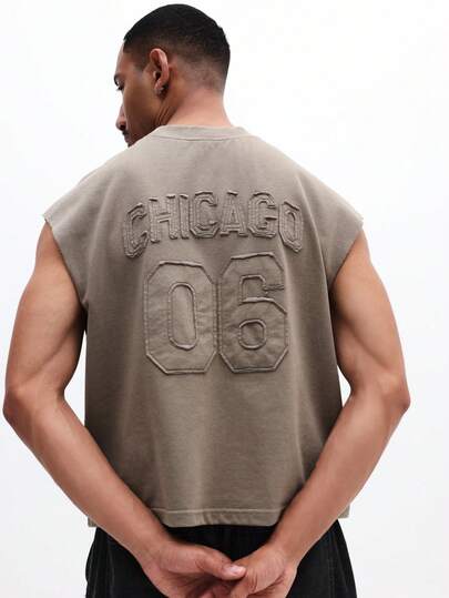 SUMWON Áo tank top nam dáng ngắn Chicago 06 không tay cổ tròn, chất liệu cotton pha, kiểu dáng casual mùa hè, thêu chữ, dáng rộng, phong cách đường phố đô thị.
