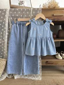 SHEIN Vintaside Kids 2 Stücke/Set Leichte Lässig Passform Süße Floral Stickerei Denim Trägerhemd & Weite Denim Hose für Kleine Mädchen, aus leichtem, weichem Baumwolldenim gefertigt, Muss-haben für Mädchen, geeignet für Frühling/Sommer Lässig, OOTD, Ausflüge, Partys, Neuerscheinung Frühling/Sommer 2026 - Helle Waschung - Übersicht 9