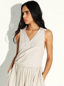 KSTM 春夏款无袖V领条纹中长衬衫裙，翻领设计，A字廓形飘逸。 - 彩色 - 查看 4