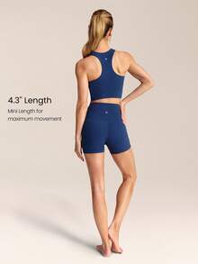 GLOWMODE FeatherFit™ 助力运动，如黄油般柔软，吸汗速干，弹力十足，可拆卸胸垫，前部褶皱设计，露背运动文胸搭配 4.3 英寸交叉腰带 Y 型臀部缝线骑行短裤，适合低强度健身房锻炼、骑行、跑步和日常休闲穿着。 - Dark Blue - 查看 4