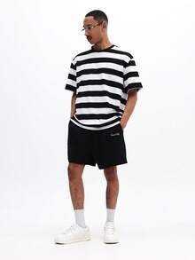 SUMWON Herren gestreiftes T-Shirt und Shorts Co-Ord Set, lässiger Sommer Zweiteiler, horizontale Streifen, Rundhalsausschnitt, Kurzarm, Regular Fit, Schwarz Weiß - Schwarz und Weiss - Übersicht 2