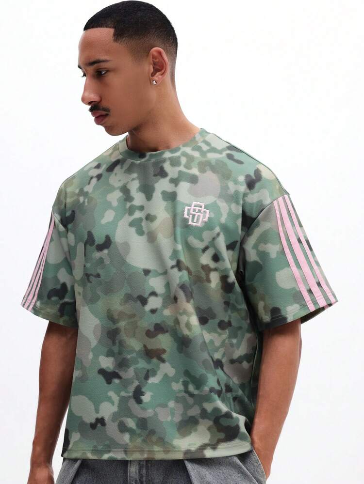 Men's Camouflage Print Short Sleeve Crew Neck T-Shirt With Pink Stripe Detail Oversized Casual Tee Military Style Urban Streetwear Top