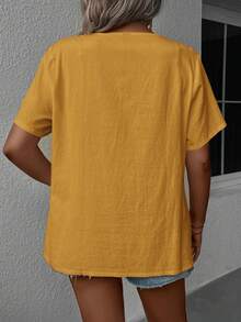 Rosumi Blus Kasual Lengan Pendek Leher V dengan Detail Renda Kontras Warna Polos untuk Wanita Ukuran Besar - Kuning - View 2