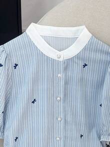 GlowEve 女士蓝白条纹蓝色蝴蝶结数码印花圆领宽松褶裥下摆泡泡袖高端优雅嘉年华/职场/返校/旅行休闲衬衫，夏季短袖上衣 - 藍白色 - 查看 3