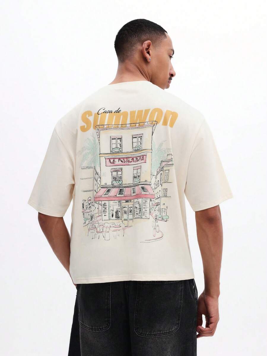 SUMWON 男士度假风圆领短袖T恤，背面印有欧洲街景咖啡馆图案，适合夏季度假穿着 - 杏色 - 查看 1