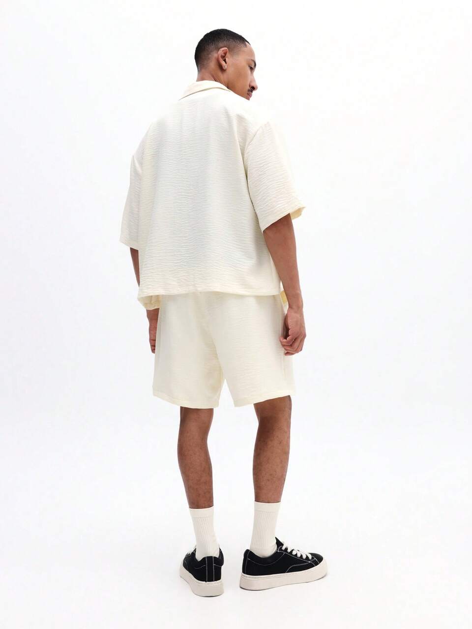 SUMWON Conjunto Coordenado de Camisa de Botão de Manga Curta com Textura Tipo Linho Verão e Shorts com Cordão Combinando