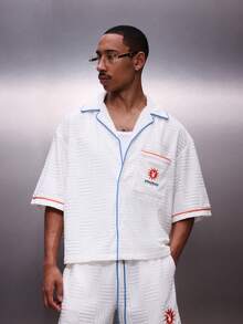 PLAYBOY X SUMWON 白色几何图案毛巾布短袖纽扣翻领衬衫，配蓝色撞色滚边 - 白色 - 查看 1