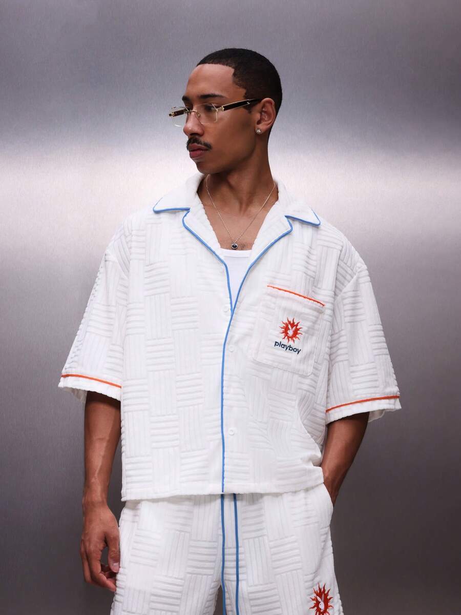 PLAYBOY X SUMWON 白色几何图案毛巾布短袖纽扣翻领衬衫，配蓝色撞色滚边 - 白色 - 查看 1