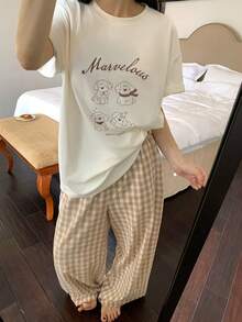 DAZY Conjunto de pijama de camiseta de manga corta con cuello redondo y estampado de letras y perro de dibujos animados, y pantalones a cuadros para adolescentes en verano - Albaricoque - Ver 1