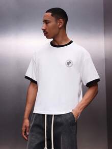 PLAYBOY X SUMWON 男士足球联赛图案T恤，背面大印花，黑色撞色滚边，常规版型纯棉T恤 - 白色 - 查看 2