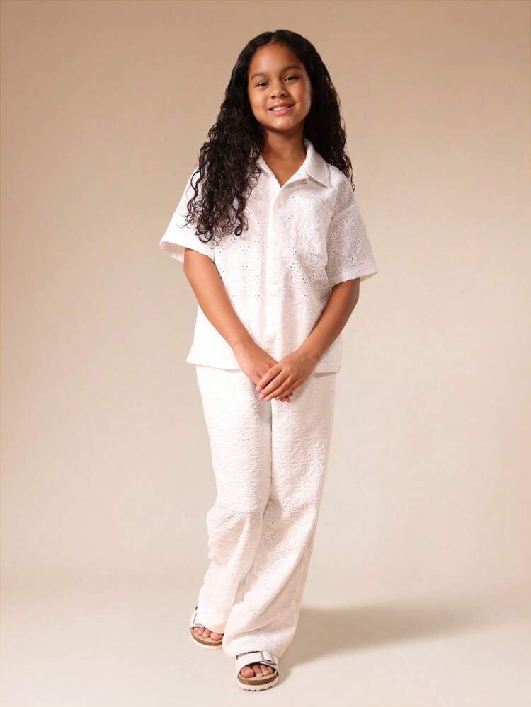 Mädchen-Zweiteiler im Tween-Alter, weiß, mit Lochstickerei, bestehend aus Kurzarmshirt und weiter Hose, Sommer-Urlaubsoutfit