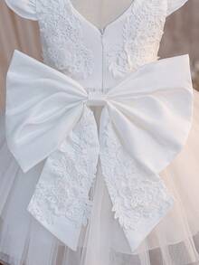 SHEIN Glamorique Kids 優雅白色花童女嬰公主洋裝，夏季網紗蓬蓬裙搭配3D花卉裝飾與荷葉袖，適用於生日派對、婚禮、洗禮、節慶 - 白色 - 查看 4