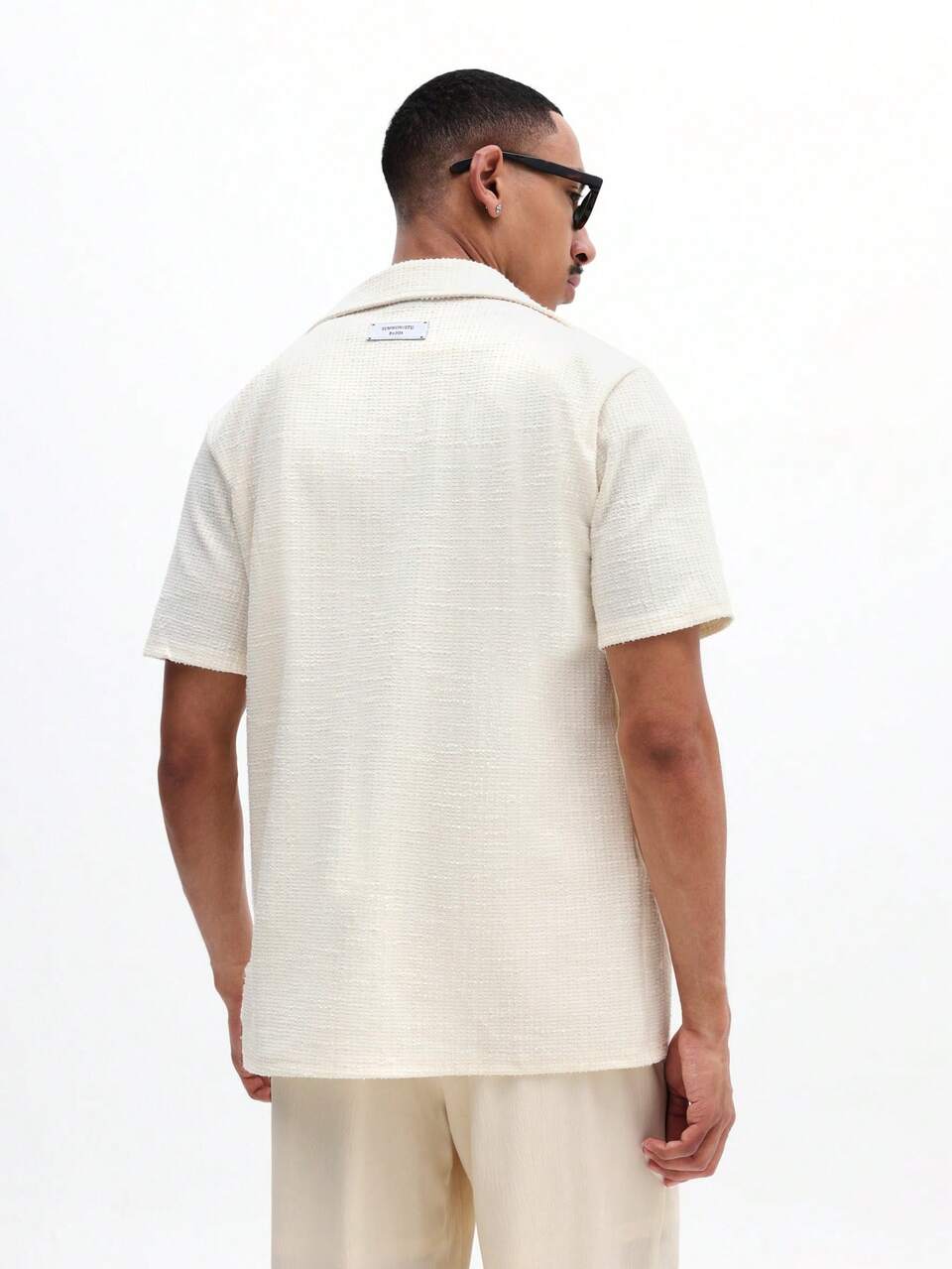 SUMWON Chemise à manches courtes texturée crème pour hommes avec col à pointes régulier, coupe décontractée pour l'été