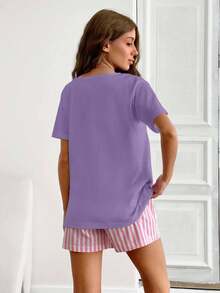 SHEIN Cottnline مجموعة بيجامة منزلية للنساء مكونة من شورت قصير مطبوع بخطوط وأعلى مطبوع بشعار، مصنوعة من القطن - ارجواني - مشاهدة 2