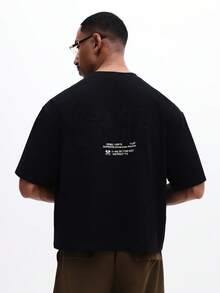 SUMWON Camiseta de algodón de cuello redondo de manga corta con diseño de texto impreso en la espalda, corte relajado para hombre - Negro - Ver 1