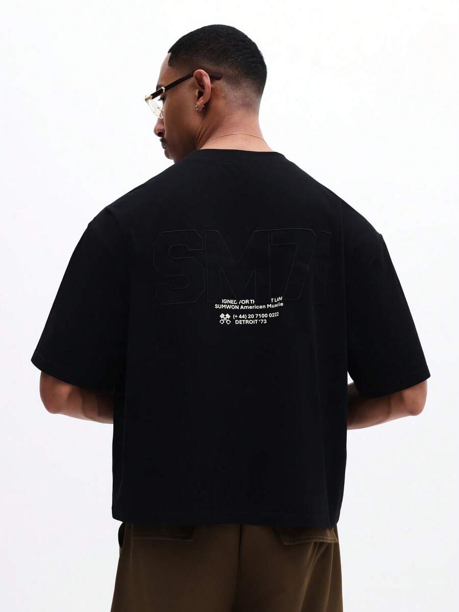 SUMWON Camiseta de algodón de cuello redondo de manga corta con diseño de texto impreso en la espalda, corte relajado para hombre - Negro - Ver 1