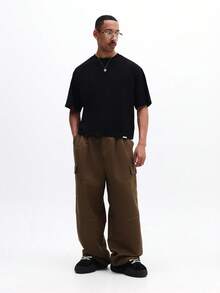 SUMWON Camiseta de algodón de cuello redondo de manga corta con diseño de texto impreso en la espalda, corte relajado para hombre - Negro - Ver 3