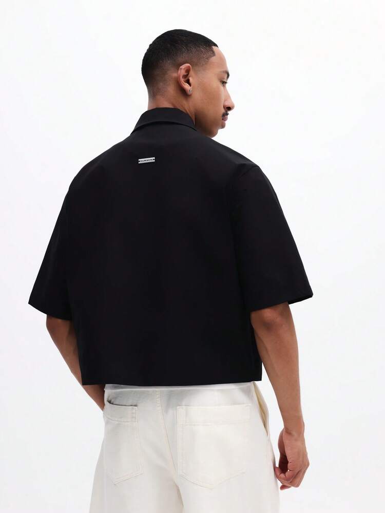 Camisa Social Ajustada Cropped Masculina com Estampa Frontal no Estilo Grafite, Manga Curta e Gola