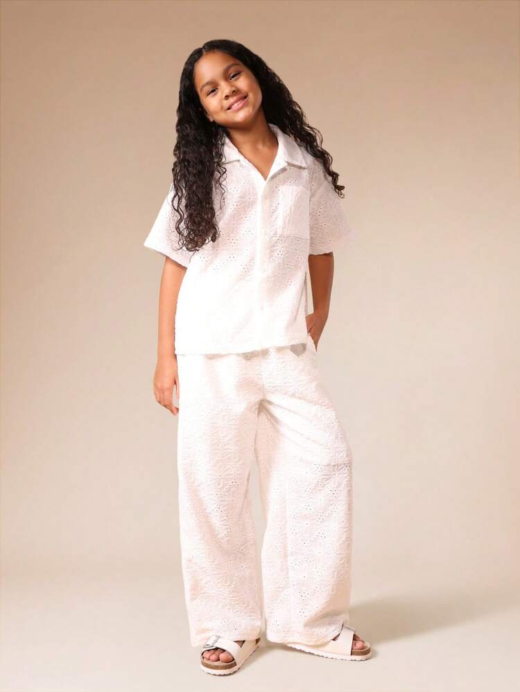 Mädchen-Zweiteiler im Tween-Alter, weiß, mit Lochstickerei, bestehend aus Kurzarmshirt und weiter Hose, Sommer-Urlaubsoutfit