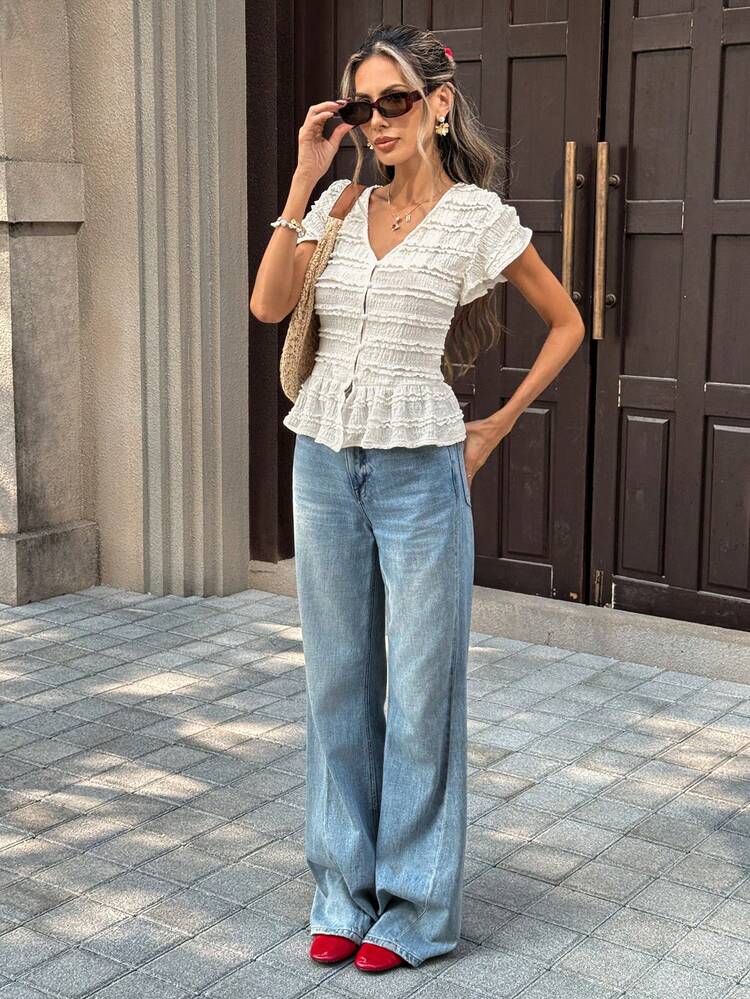 Pariaura 新款春夏法式优雅通勤甜美纹理蕾丝短款上衣 | 3D褶皱面料，喇叭袖+荷叶边下摆，通勤休闲柔美风，3D褶皱针织纹理面料，蓬松V领+喇叭袖设计，修饰颈部和肩部线条，前襟纽扣+荷叶边下摆凸显纤细腰身；捕捉甜美精致的日常氛围，尽显法式优雅，纹理针织T恤 - 杏色 - 查看 4