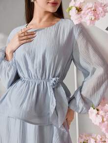 Solavon 女士优雅通勤纯色3D立体花卉缎带装饰灯笼袖上衣和半裙两件套 - 淺藍色 - 查看 3