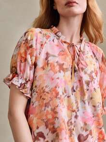Arave 女士雪纺花卉数码印花面料V领荷叶边短花瓣袖纽扣休闲上衣 - 粉色 - 查看 1