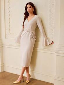 ZEYLAH Vestido ajustado elegante con cuello en V, unicolor y mangas acampanadas - Blanco - Ver 7