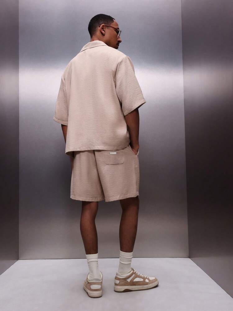 PLAYBOY X SUMWON Conjunto de camisa de botões com toque de linho e shorts com cordão.