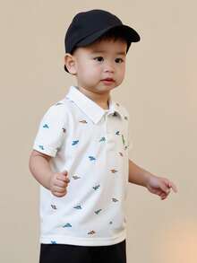 SHEIN Vintaside Kids 男婴夏季POLO衫两件套，采用针织面料，宽松版型，厚度适中，藏蓝色调沉稳大气，条纹印花时尚亮眼，展现休闲活力。POLO领设计增添一丝优雅，适合玩耍，搭配牛仔短裤和运动鞋，宛如一位帅气的小绅士。也适合居家休闲、婚礼、度假、学校学习、演出活动、参加派对等场合。 - 彩色 - 查看 3