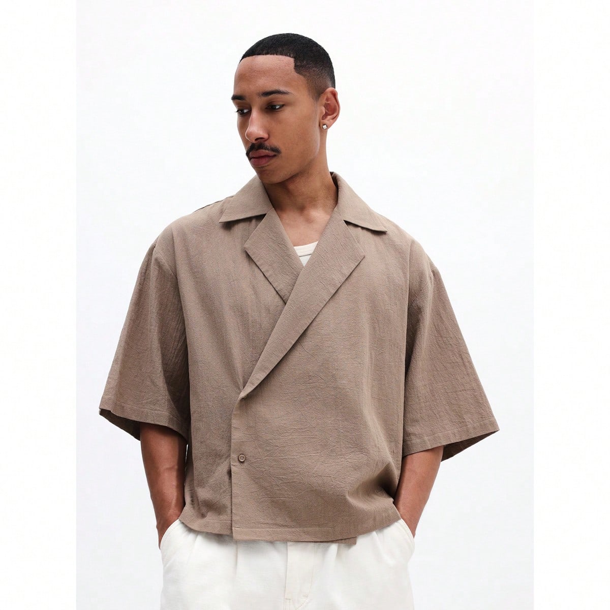 Camisa de manga corta con solapa y detalle de botones en color beige para uso casual en verano y primavera