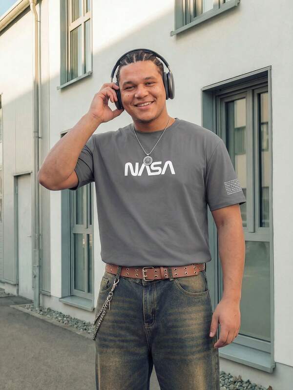 Manfinity EZcore 2025 Spring & Summer New Plus Size Men's Round Neck Short Sleeve T-Shirt, Minimalist Casual Comfortable Premium Light Gray/White Letter Print Versatile