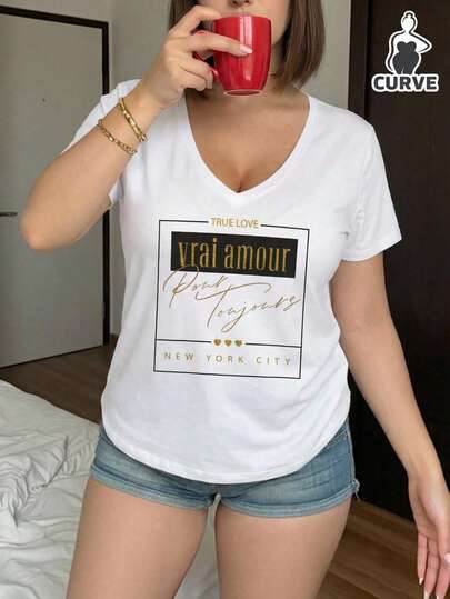 Playera camiseta blanca dama mujer curvy talla extra plus size cuello v estilo moderno femenino romántico urbano estampado tipográfico contraste negro dorado