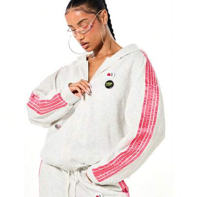 Felpa con cappuccio con chiusura lampo completa, dettaglio spilla da balia, maniche con strisce di contrasto rosa e cappuccio con coulisse, felpa casu